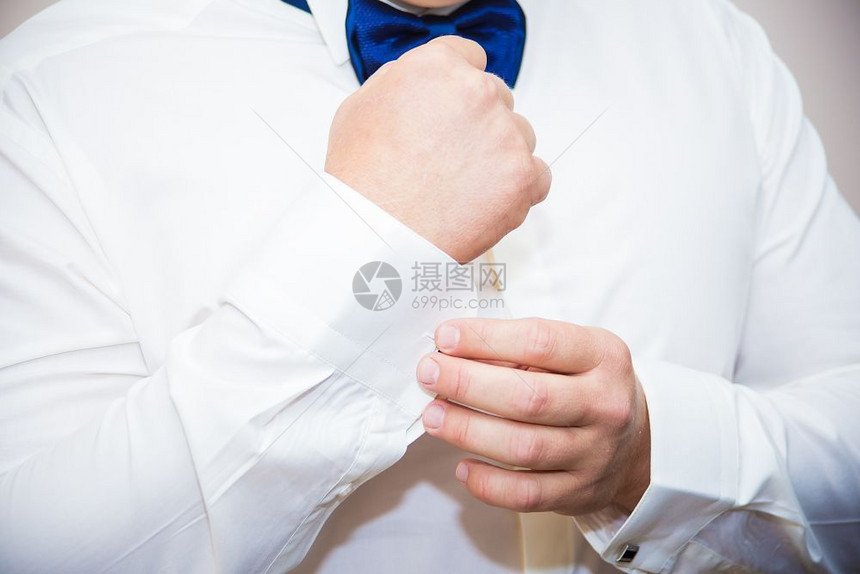 银袖扣子白衬衫上的新郎纽扣袖口衬衫上的纽扣袖口图片