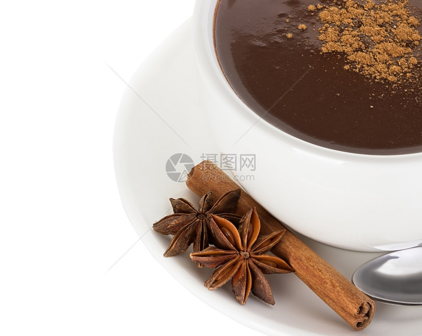 热巧克力加肉桂和白背景孤立的Aise碟子吃甜的图片