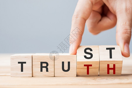 希望风险可靠商人用手来改变木制立方块将信任和真理的商业文字放在桌上的背景可信赖仰和诚实概念公司的高清图片素材