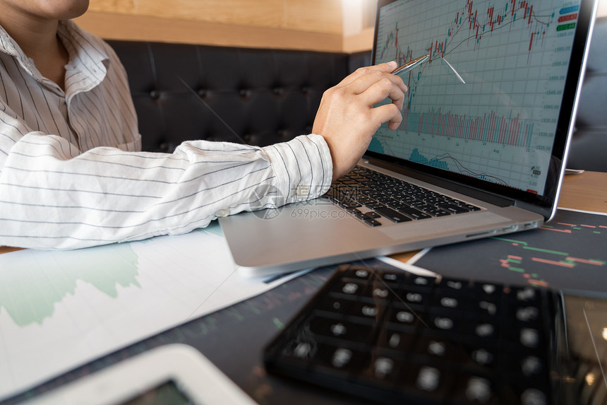 战略男人经纪或贸易商的经工作人在股票市场的多台计算机屏幕上考虑前头ex投资交易金融图表数据分析的技术图片