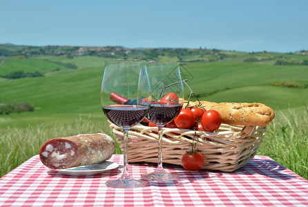 户外农场桌上的葡萄酒图片