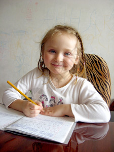 有漂亮发型的小女孩学做家务活写和平漂亮的图片
