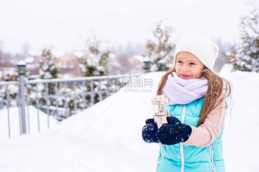 蒸汽冷冻冬日的可爱小女孩在寒冷冬日户外与冰女孩一起玩游戏寒冷的假期图片