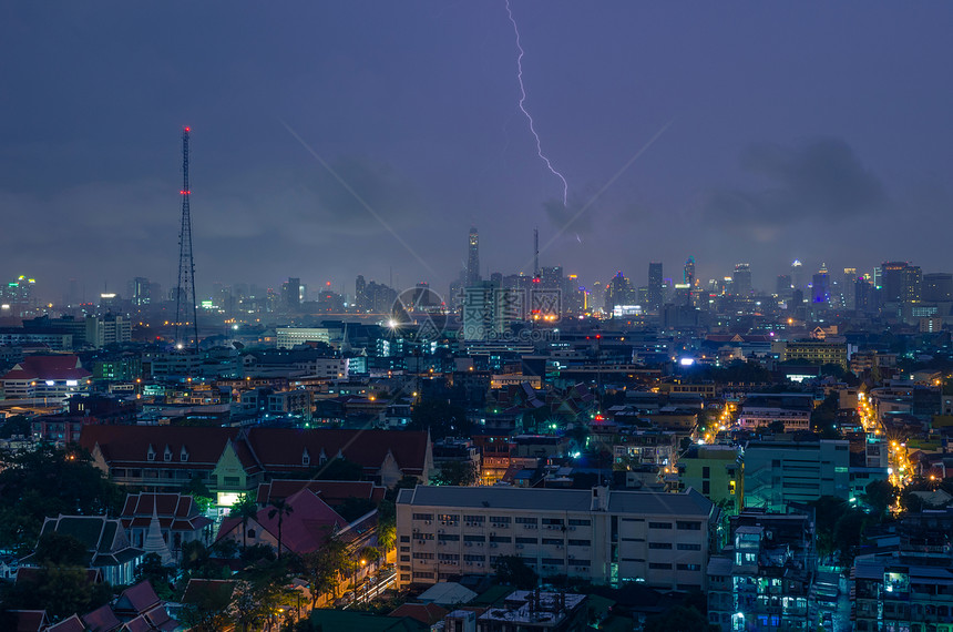 黑色的曼谷市下雨和雷电暴夜闪风之天气闪光图片