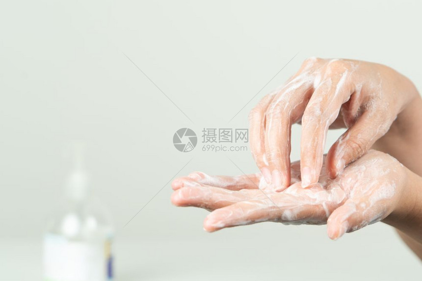 经过洗清洁剂妇女用抗细菌肥皂清洁手以保护细菌和图片