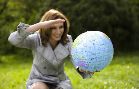 拿着地球女孩环球旅行概念中的青年妇女展望全球旅行概念环境人类成功背景