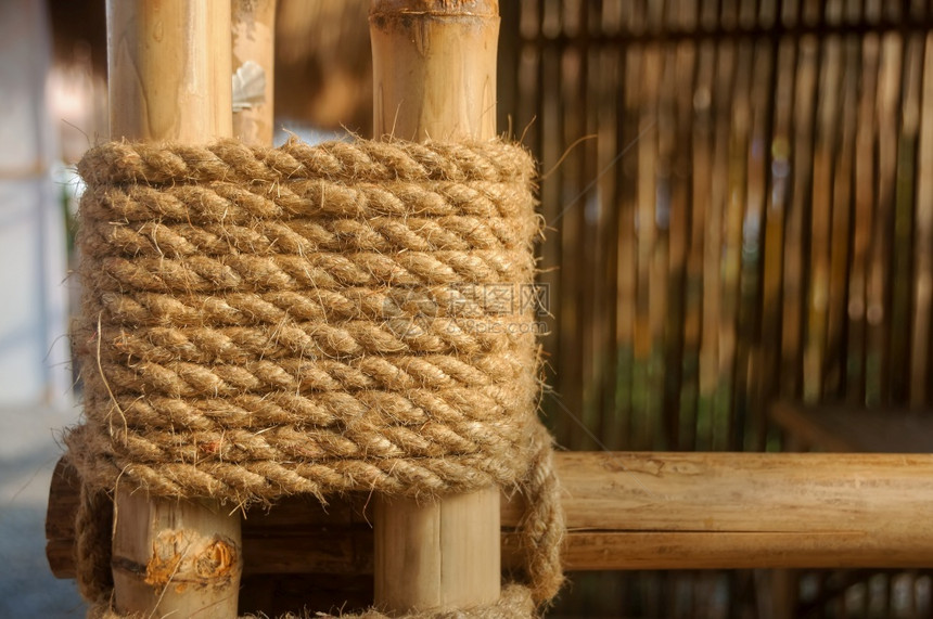 木头绳捆绑竹子树合在一起用于建筑结构竹绳接缝建造木制的图片