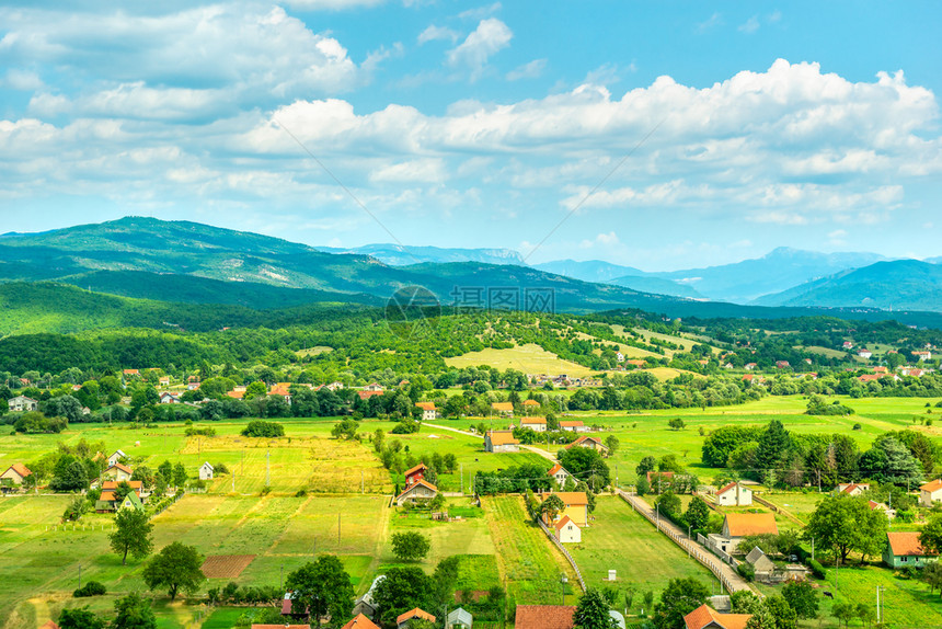 欧洲黑山区村庄在阳光明媚的夏季日黑山村内景观远足图片