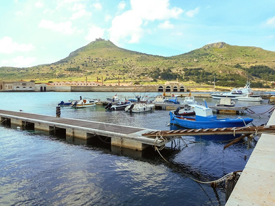 在意大利南部港口码头的船艇建造景观天空图片