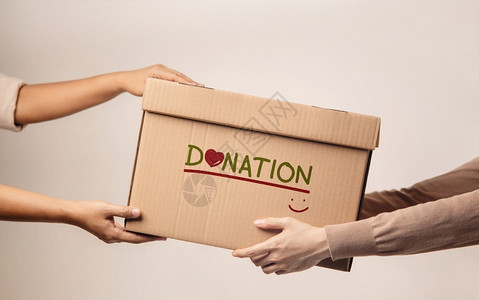 社会的培养捐赠概念志愿人员向反对Walll的受援者提供捐助箱和衣柜图片
