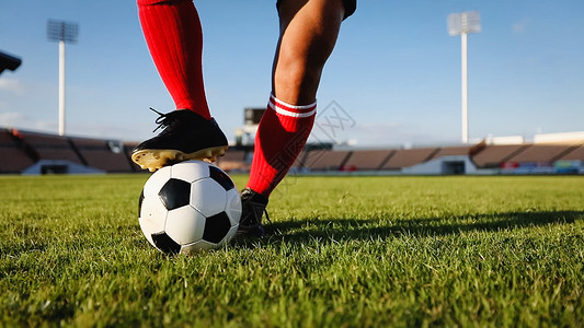 足球或运动员站在场上踢足场优胜者为了脚丫子背景图片