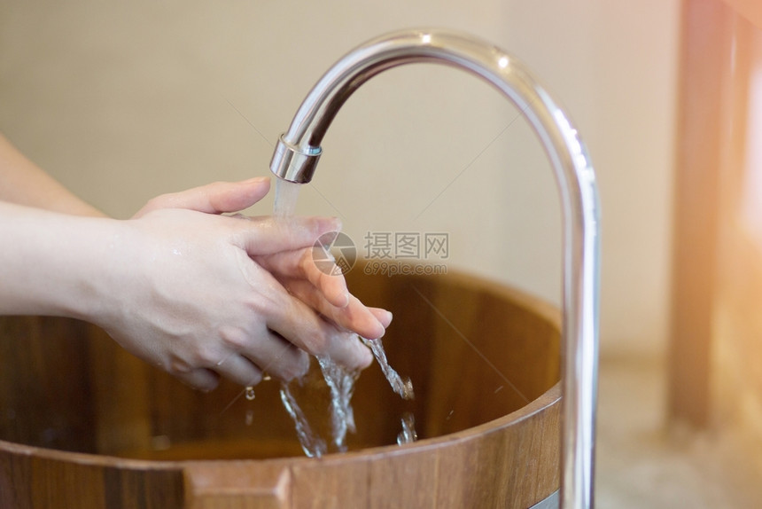 瓜拉纳皮洗手在Wooden浴缸中洗手室干净的图片