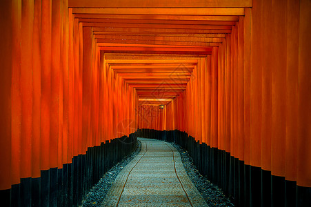 稻荷灯托里日本京都FushimiInaritaisha神庙红褐色门道图片