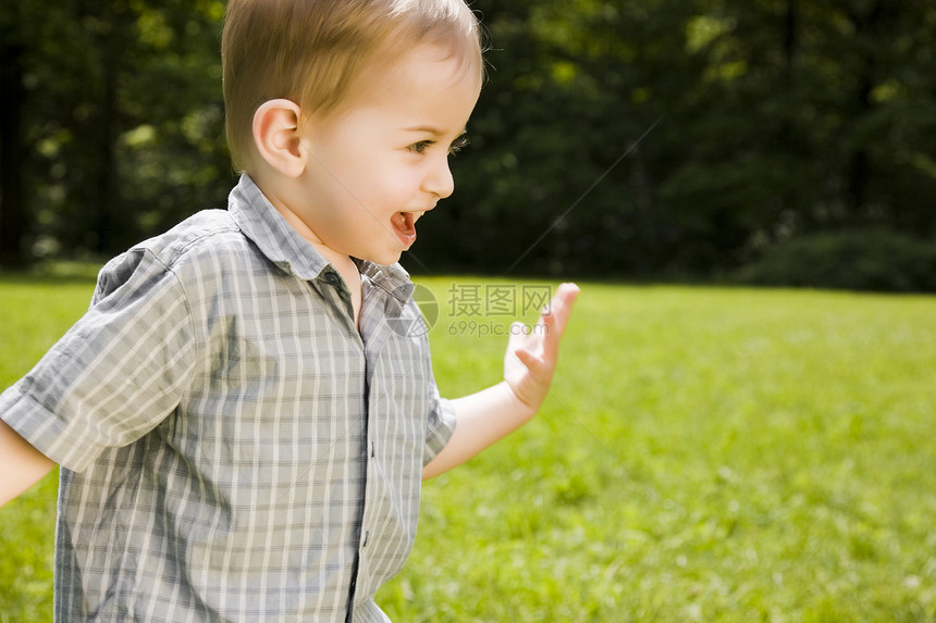 在公园奔跑的小男孩图片