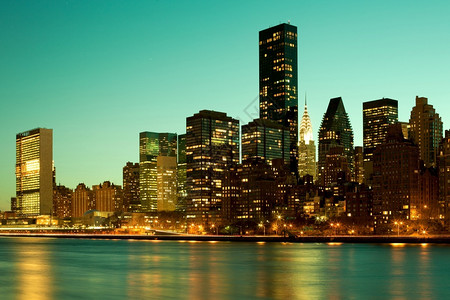 北美国纽约市曼哈顿中城晚上的天线东建造爬坡道高清图片素材