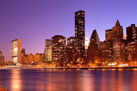 发光的美国纽约市曼哈顿中城晚上的天线灯建造建筑物高清图片素材