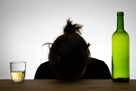 挫折酒瓶和一杯红用瓶和杯将精女人的配额摇在周光中独自的一种伤心高清图片素材