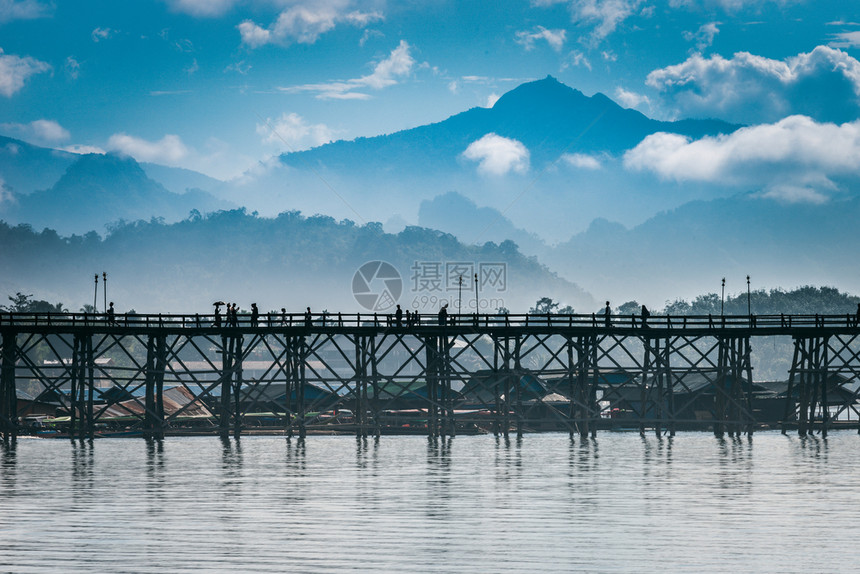 在泰国的美丽天空山和MONBRIDGE上方有美丽的山峰在后边是美丽的天空山和MONBRIDGE日落老的云图片