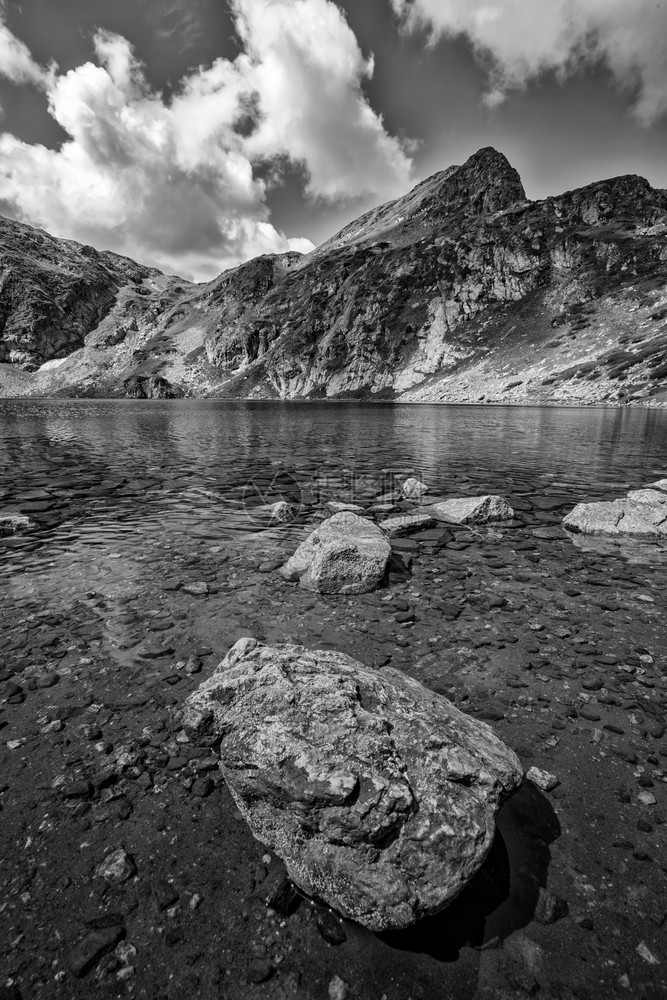 宁静垂直的山湖上黑白美景前面有块大石头的山脊自然图片