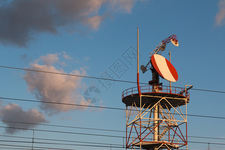 无线的接收者频率带有卫星磁盘和天线的电信塔图片