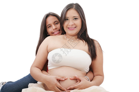 怀孕的女预期妇及其女儿在心脏上做一个标志图片