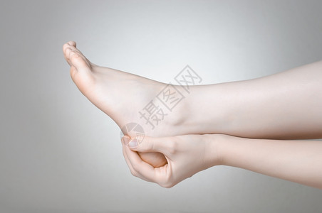 脚裸疼痛的女性图片