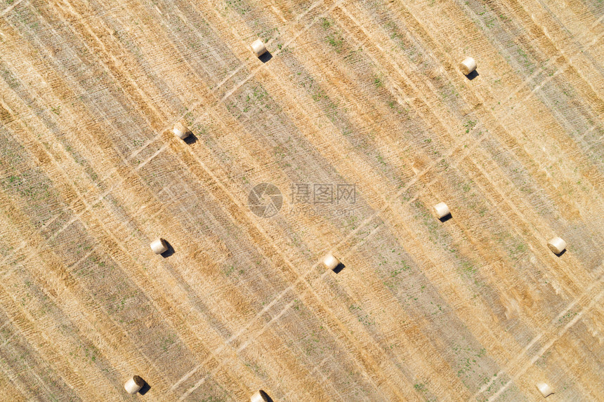 空中无人驾驶飞机用散落的干草胶卷观察田地环境土抽象的图片