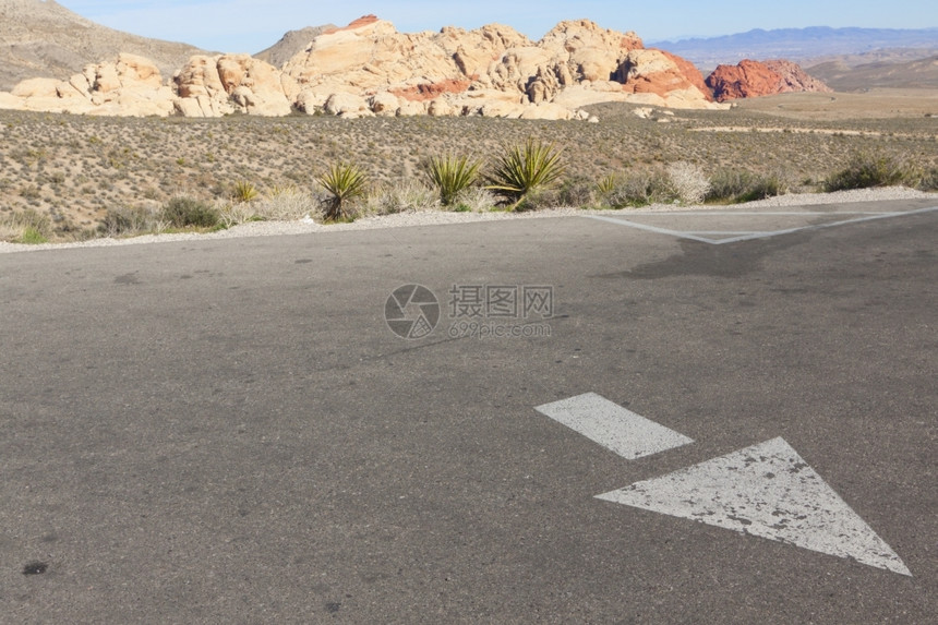 山路标内华达州莫哈韦沙漠空停车场方向箭象征图片