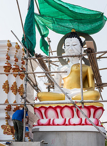 青年工人正在泰国寺庙画佛像在泰神庙宗教平静的崇拜图片