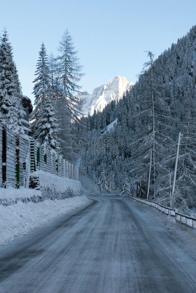 谷蓝色的位于意大利北部多洛米特斯地区的冰雪山路天空图片