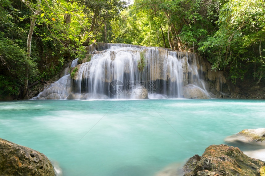 岩石泰国埃拉旺瀑布的风景与木地板相配剪辑荒野图片