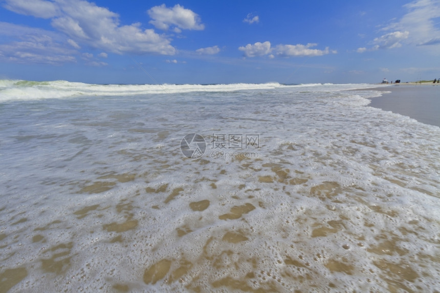 浪潮大西洋海滩的浪冲阳光岸图片