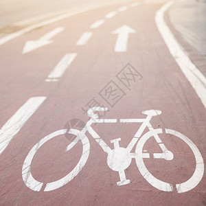 有定向标志的白色沥青自行车道定向的健康黄色图片