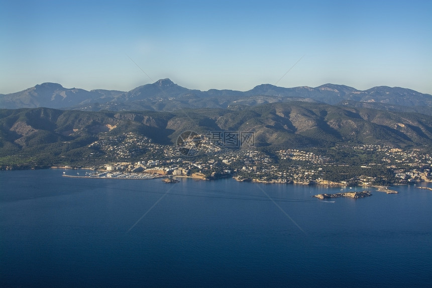 山海岸线景在西班牙马洛卡岛帕尔湾Palma阳光明媚的下午海岸风景在帕尔马湾阳光晴天的下午海风景图片