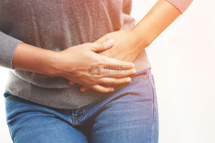 消化瓜拉纳皮患有胃痛或月经疼的妇女患腹部月经抽筋保健和医疗妇科概念产生活图片