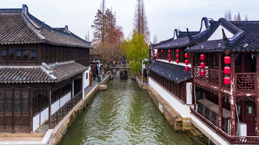朱家角游客建筑学在上海珠家岛水城运河的空中观光景和国传统旅游船以及华传统旅游船背景图片