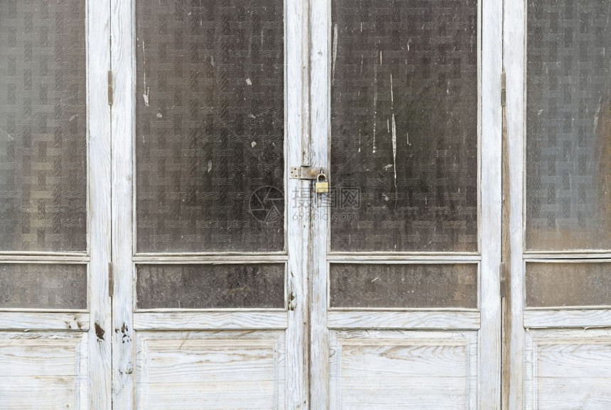 木制的双倍旧窗户一个详细口关闭和遗弃毁坏废透明图片