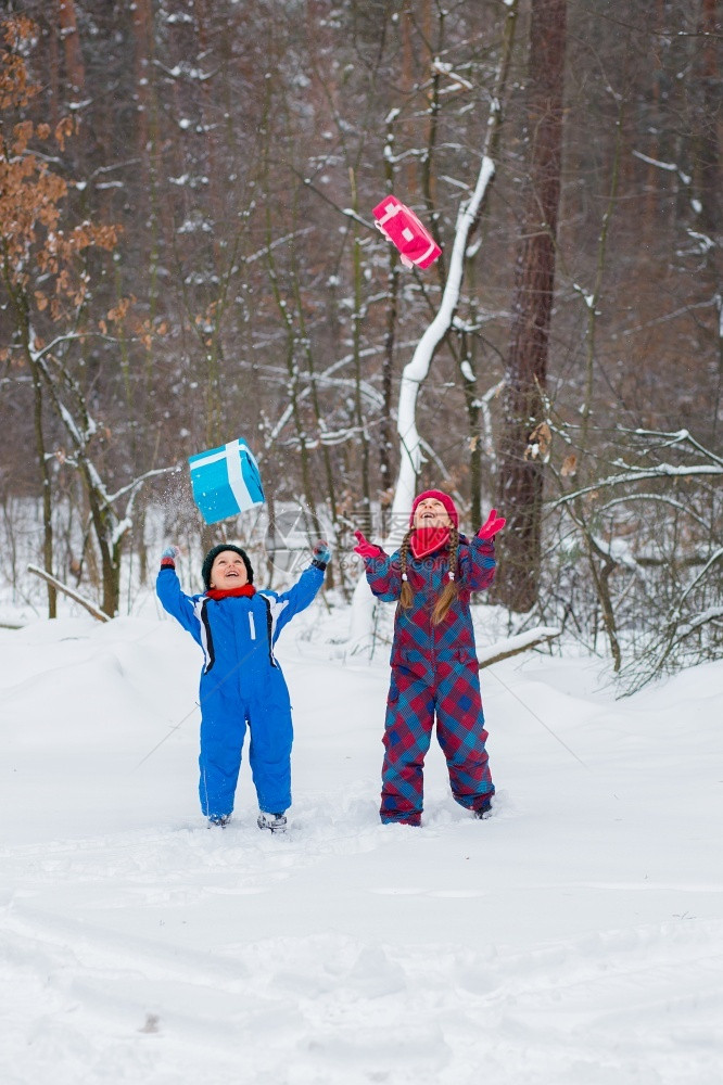 在雪中玩耍的孩子们图片