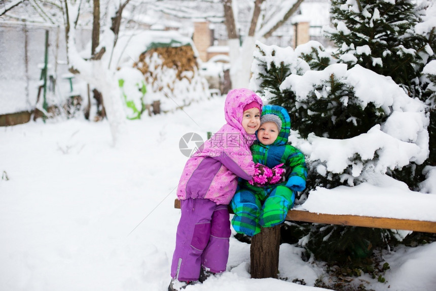 在雪中玩耍的孩子们图片