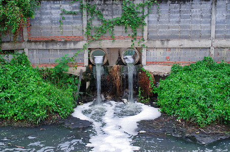 村庄瀑布危险从该村到运河脏水的废管道从该村进入运河污染高清图片素材