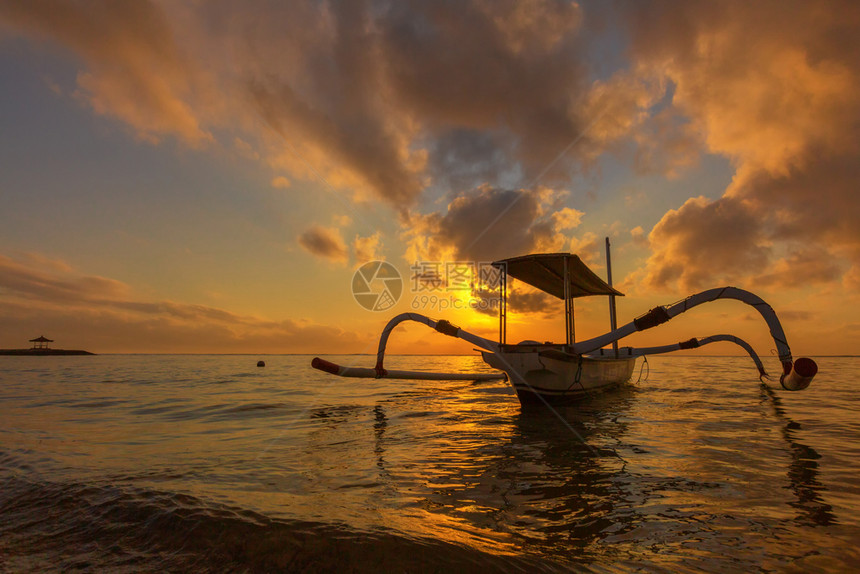 印度尼西亚巴厘的传统渔船图片