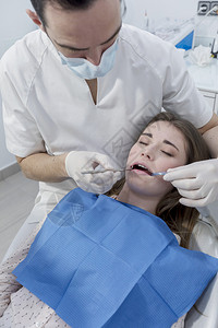 青少年在牙诊所检查牙齿图片