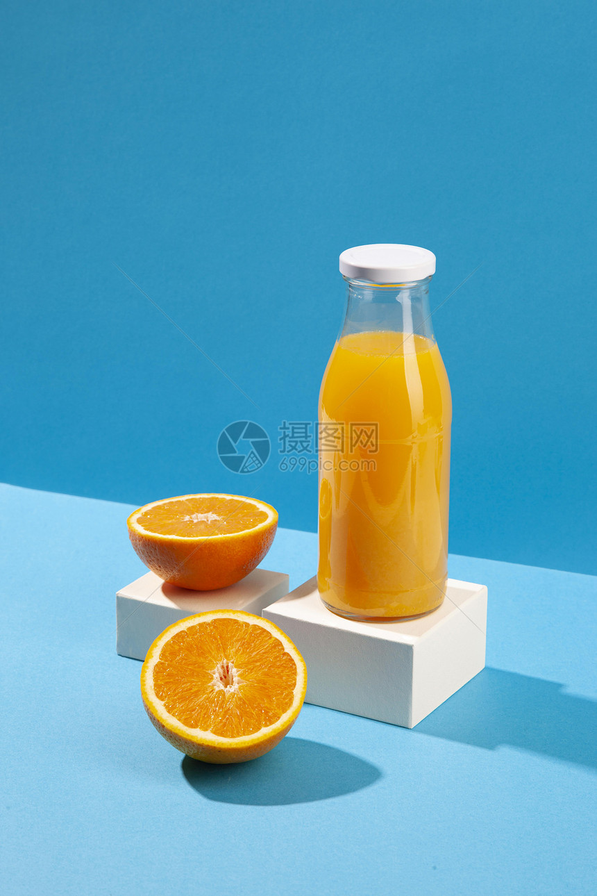 桌子夏天生活高角度橙汁瓶图片