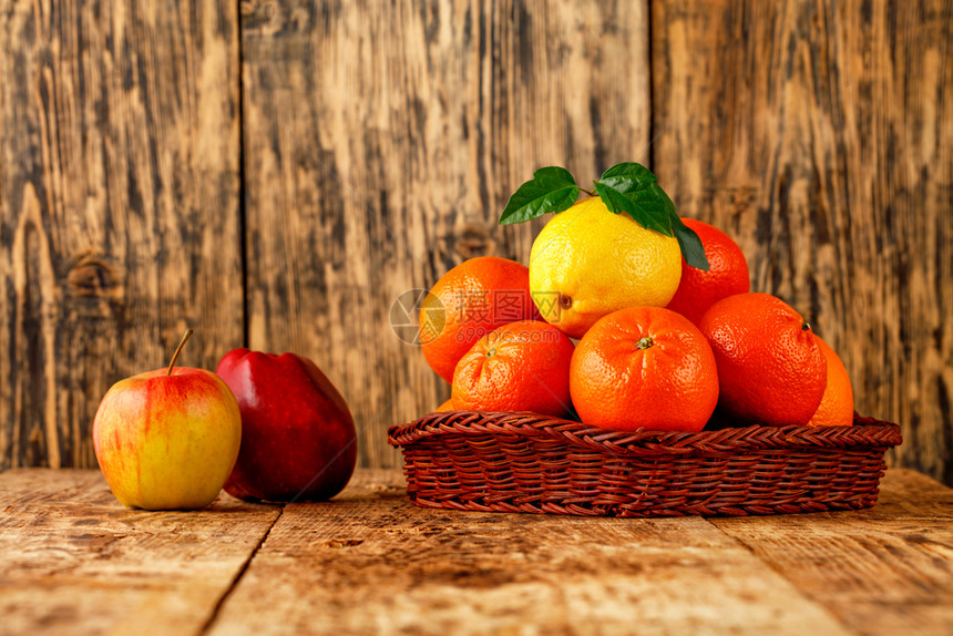 丰富多彩的红成熟苹果躺在木本底的旧制桌边图上附有复制空间的丹吉里因和柠檬在篮子中的图象红苹果放在老木板上的图纸红色苹果放在一张旧图片