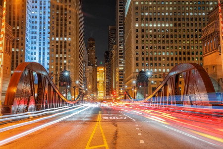 吸引力摩天大楼空通过芝加哥市中心美国建筑和旅游交通桥梁之一的汽车交通灯光景象并带有旅游观赏概念背景图片
