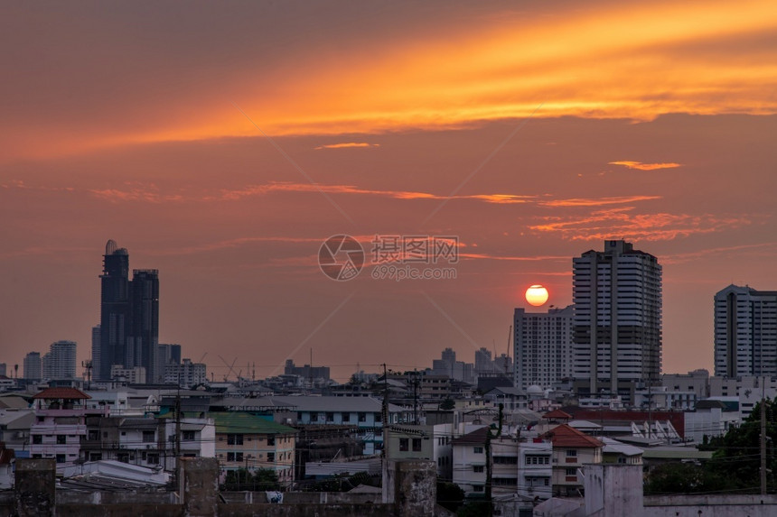 黄昏市中心泰国曼谷20年4月1日泰国曼谷市天空压梯Skystraprapers鉴于日落时美丽的城市与办公建筑中心相比塔图片