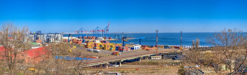 乌克兰敖德萨0392乌克兰敖德萨货运港集装箱码头在阳光明媚的春日乌克兰敖德萨货运港集装箱码头地标黑色的海图片