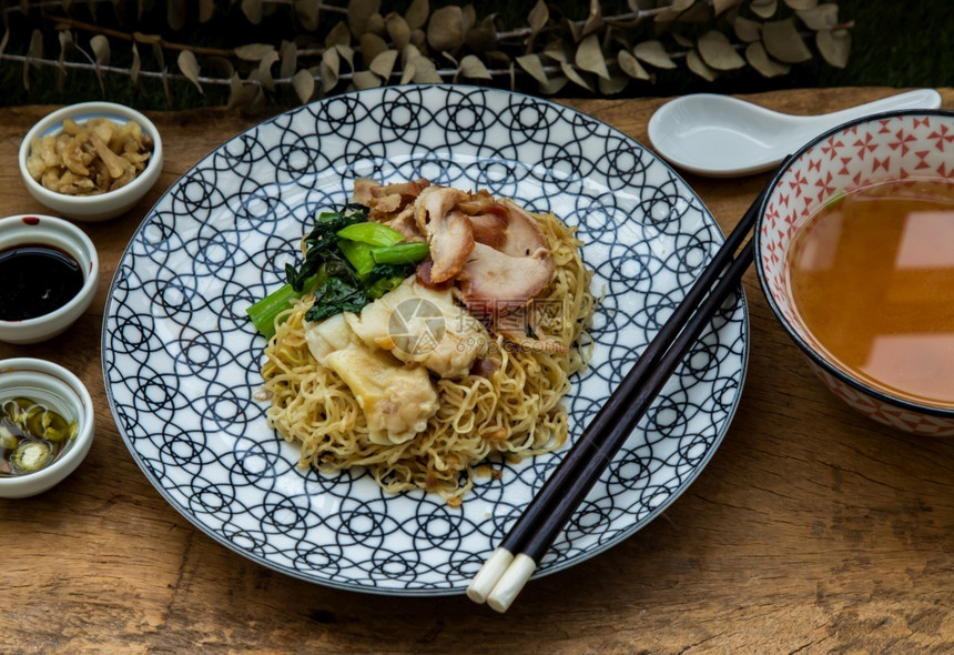 烹饪食物猪肉与烤和Wonton一起吃鸡蛋面配有清汤广东菜选择重点图片