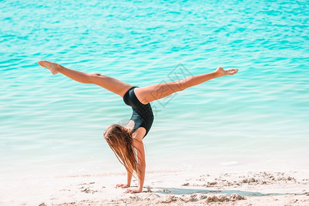 海边做瑜伽的女子图片