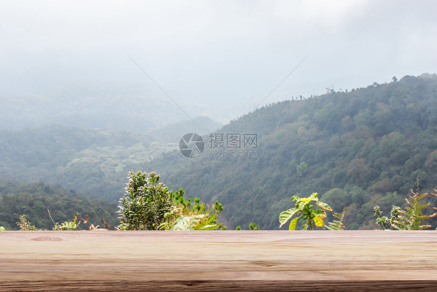 配有山雾背景的木桌浅褐色颜用于蒙合产品显示或设计关键视觉布局和桌子为了多雾路段图片